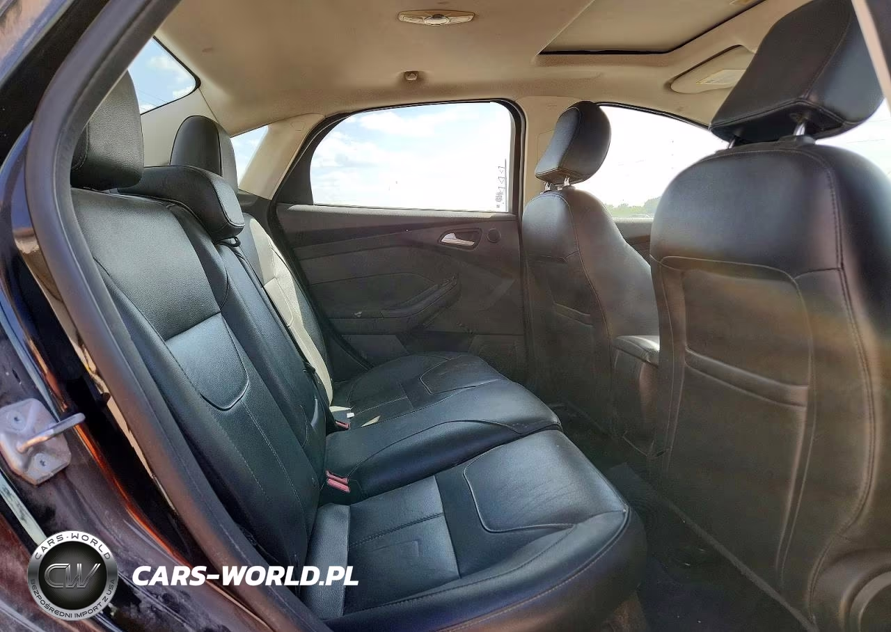 2018 Ford Focus Titanium VIN:1FADP3J20JL271807 - 10