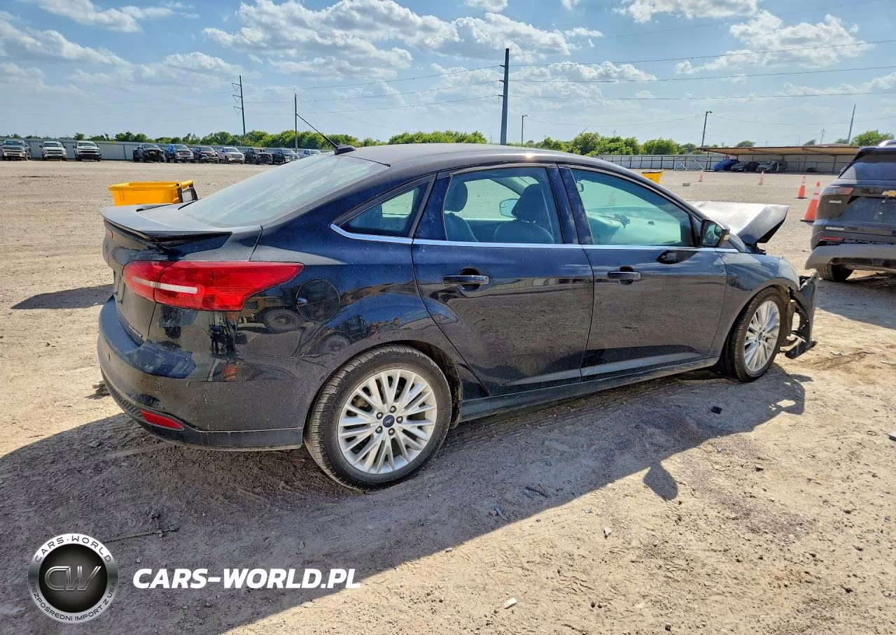 2018 Ford Focus Titanium VIN:1FADP3J20JL271807 - 3
