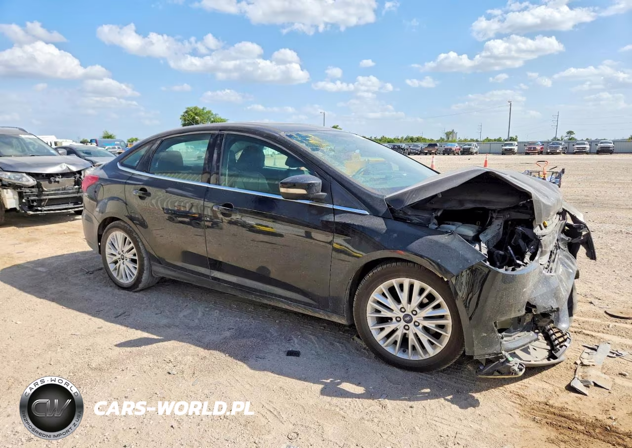 2018 Ford Focus Titanium VIN:1FADP3J20JL271807 - 4