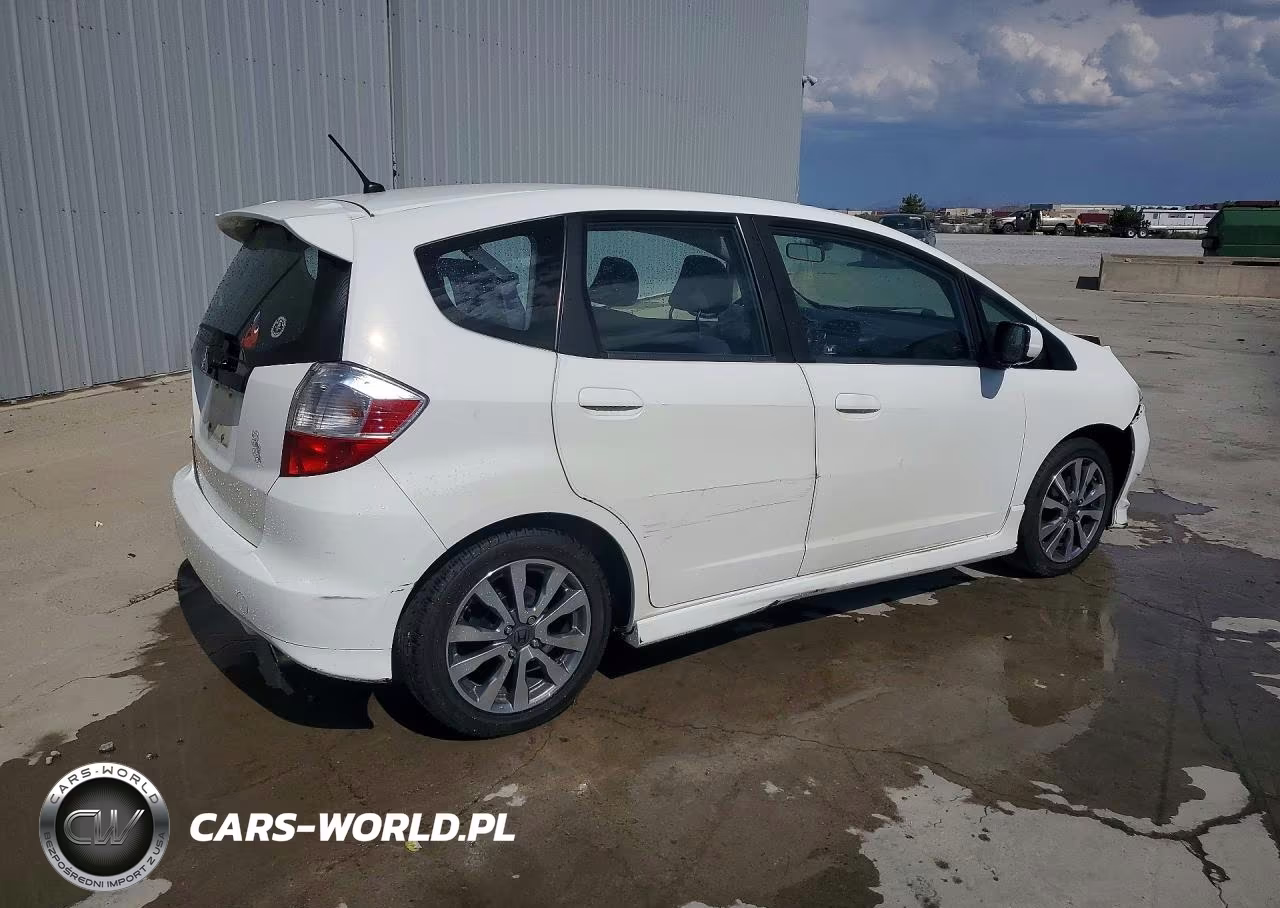 2013 Honda Fit Sport VIN:JHMGE8H5XDC020807 - 3
