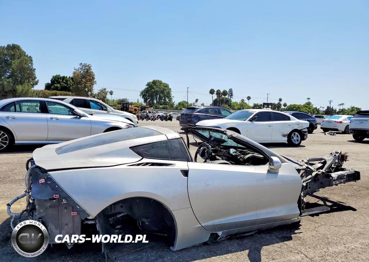 2018 Chevrolet Corvette Stingray VIN:1G1YB2D73J5105726 - 3