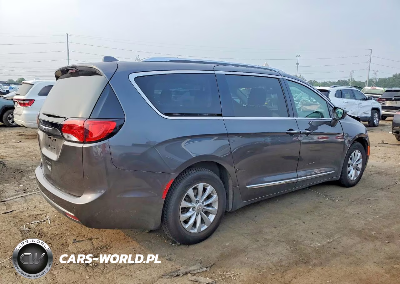 2018 Chrysler Pacifica Touring L VIN:2C4RC1BG4JR193548 - 3