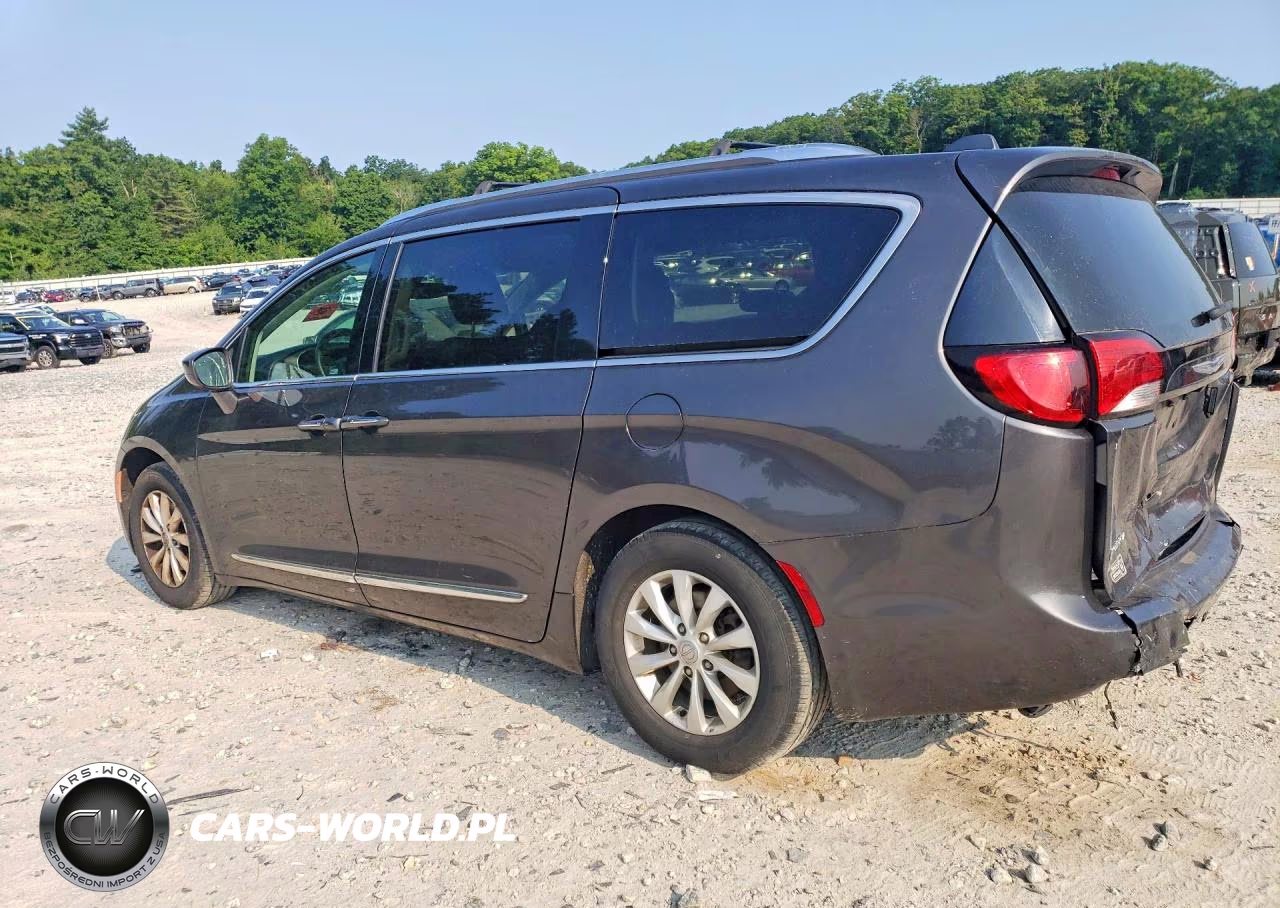 2019 Chrysler Pacifica Touring L VIN:2C4RC1BG9KR738502 - 2