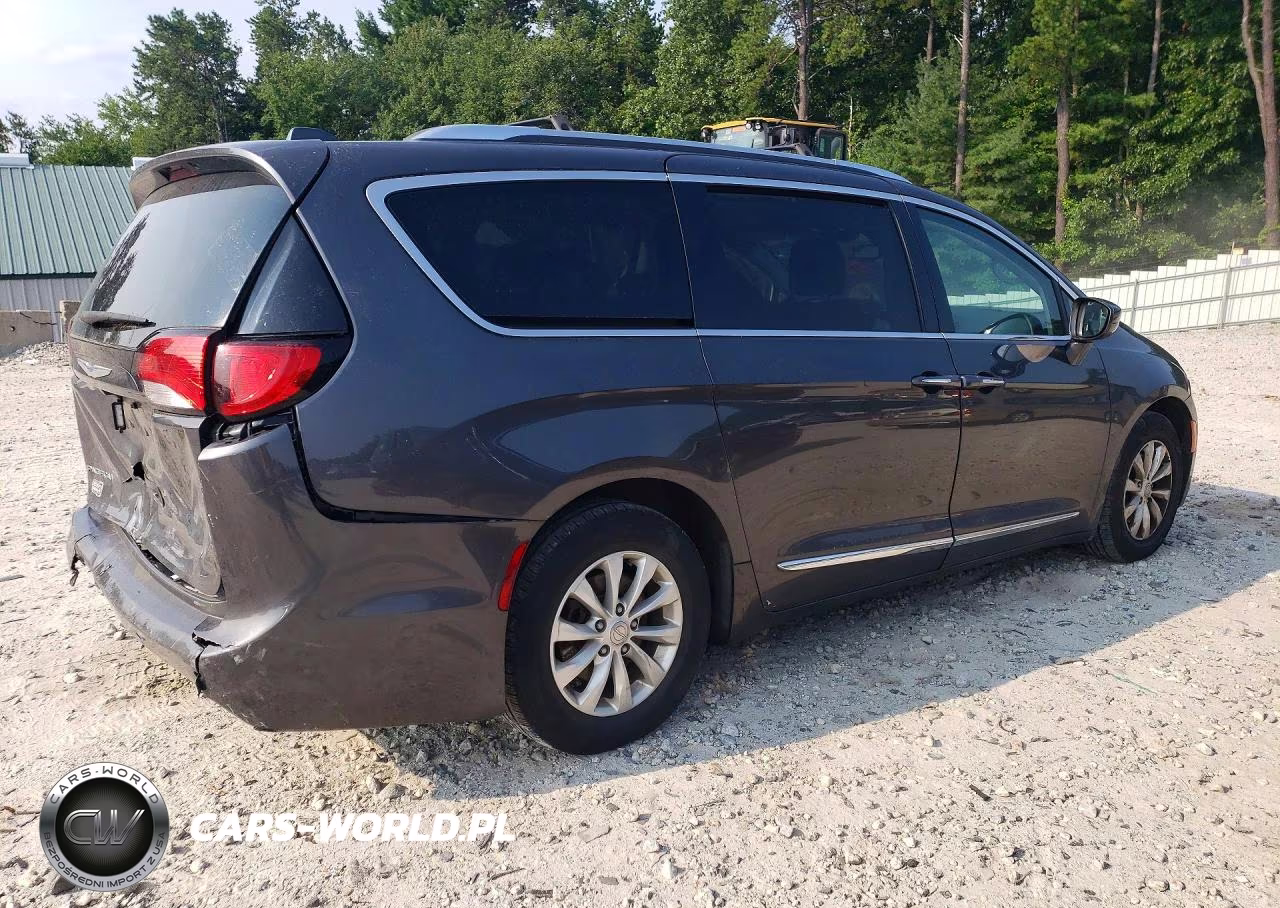 2019 Chrysler Pacifica Touring L VIN:2C4RC1BG9KR738502 - 3