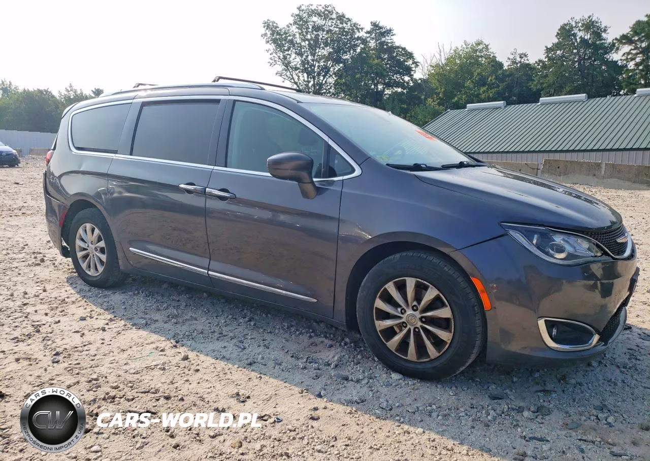 2019 Chrysler Pacifica Touring L VIN:2C4RC1BG9KR738502 - 4
