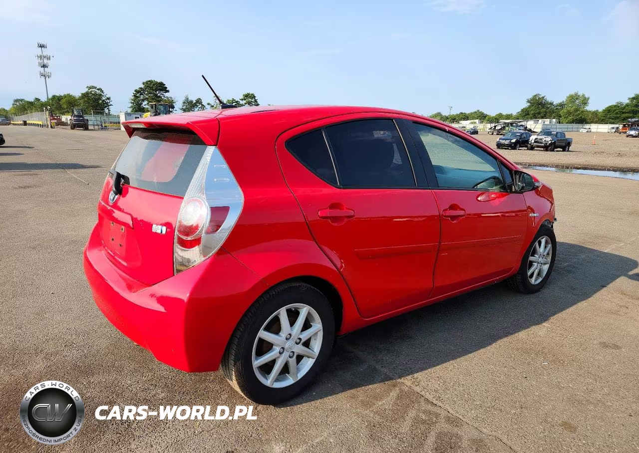 2013 Toyota Prius C Four VIN:JTDKDTB37D1032238 - 3