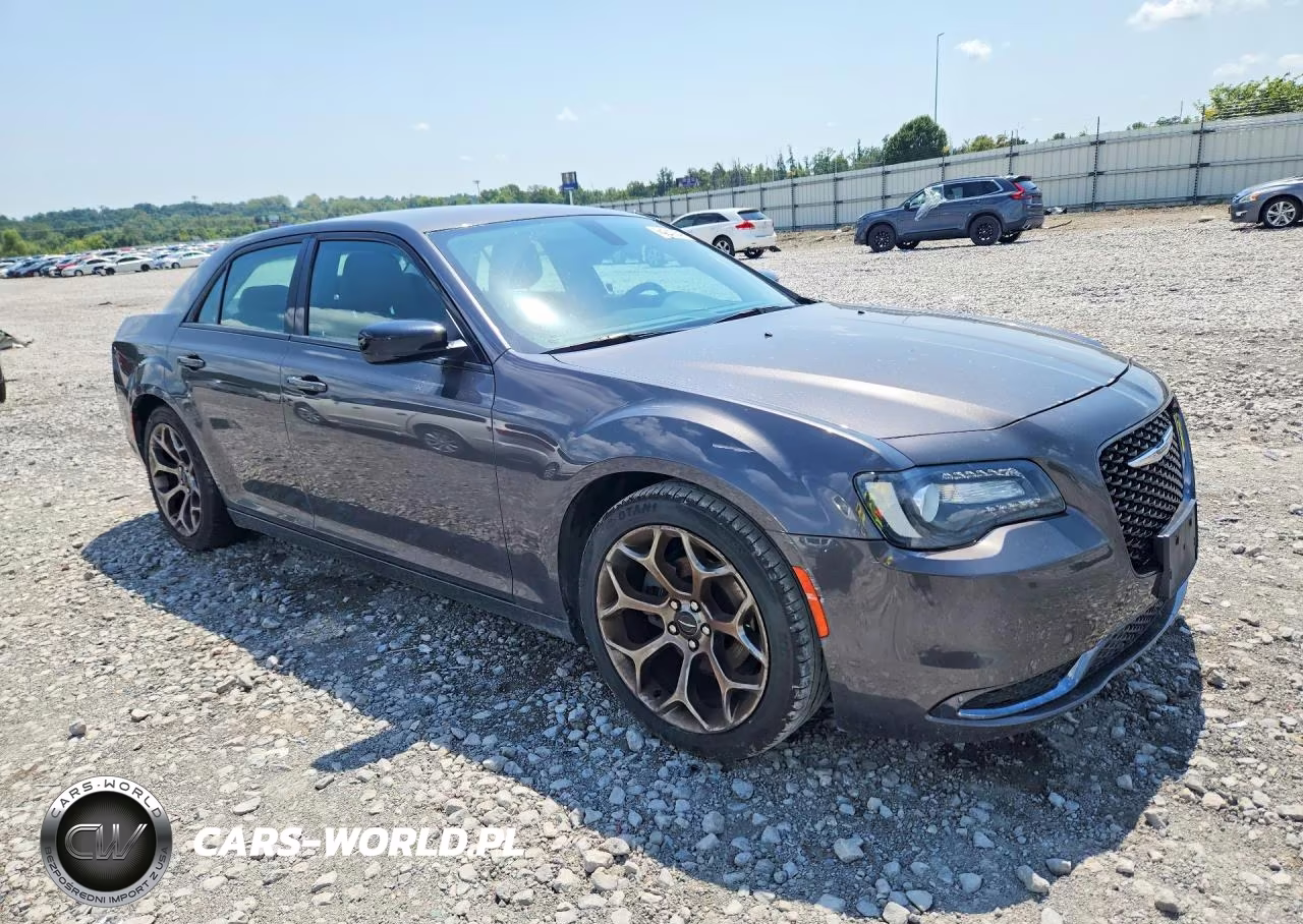 2018 Chrysler 300 Touring VIN:2C3CCAAG6JH249958 - 4