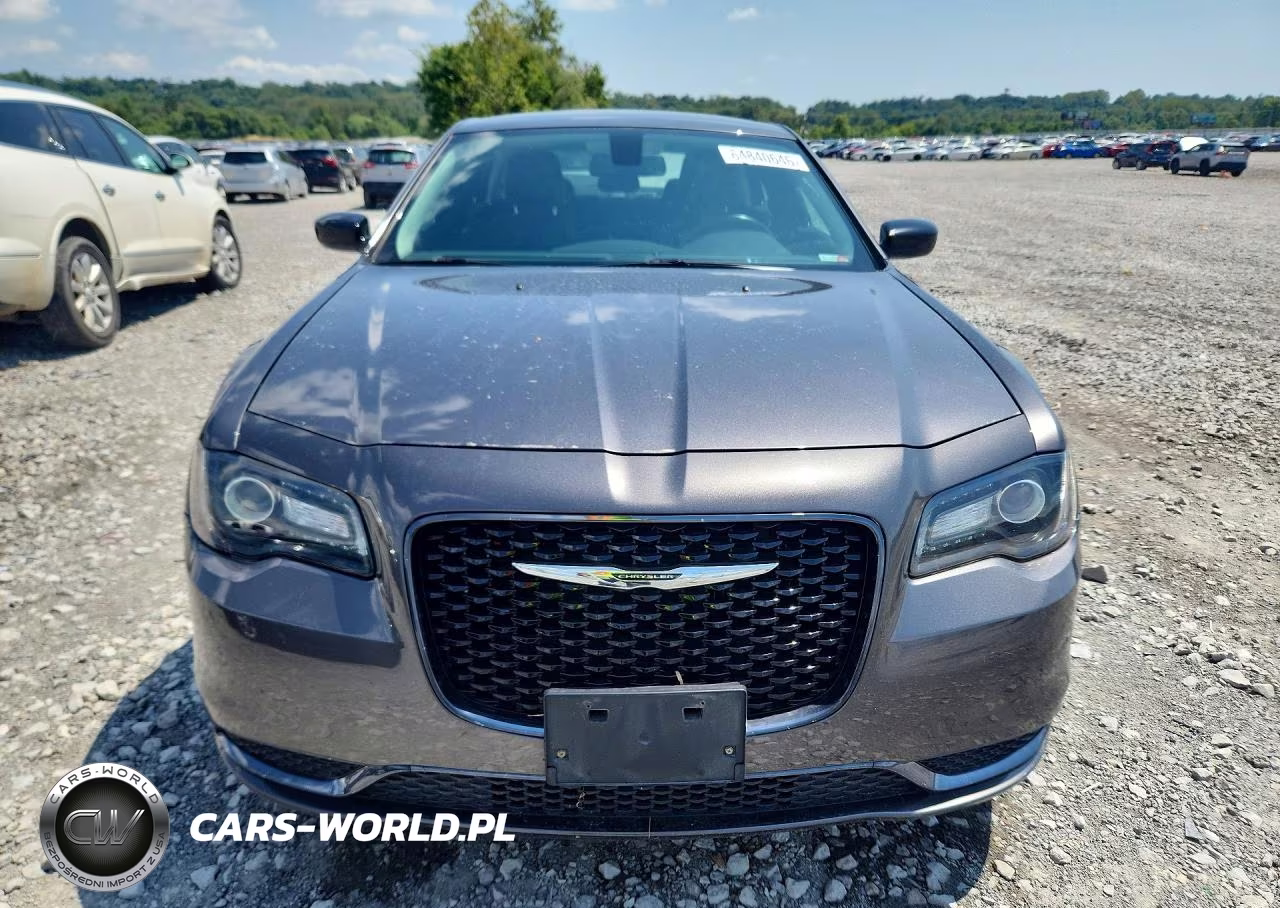 2018 Chrysler 300 Touring VIN:2C3CCAAG6JH249958 - 5