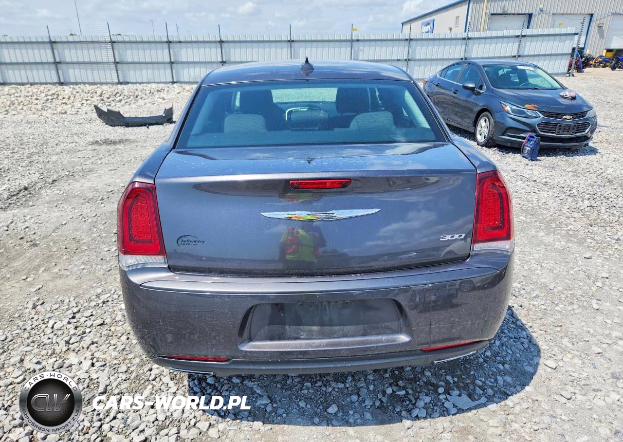 2018 Chrysler 300 Touring VIN:2C3CCAAG6JH249958 - 6