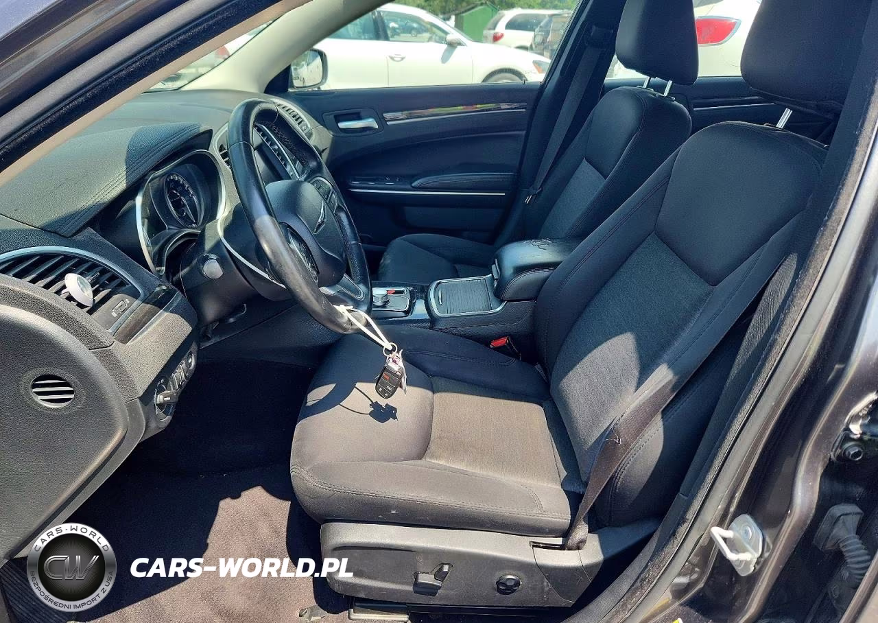 2018 Chrysler 300 Touring VIN:2C3CCAAG6JH249958 - 7