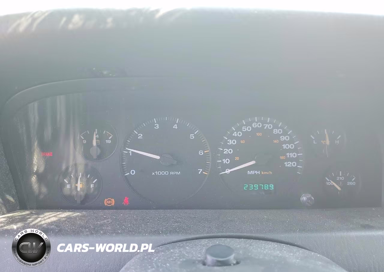 2004 Jeep Grand Cherokee Laredo VIN:1J4GW48S04C349975 - 9