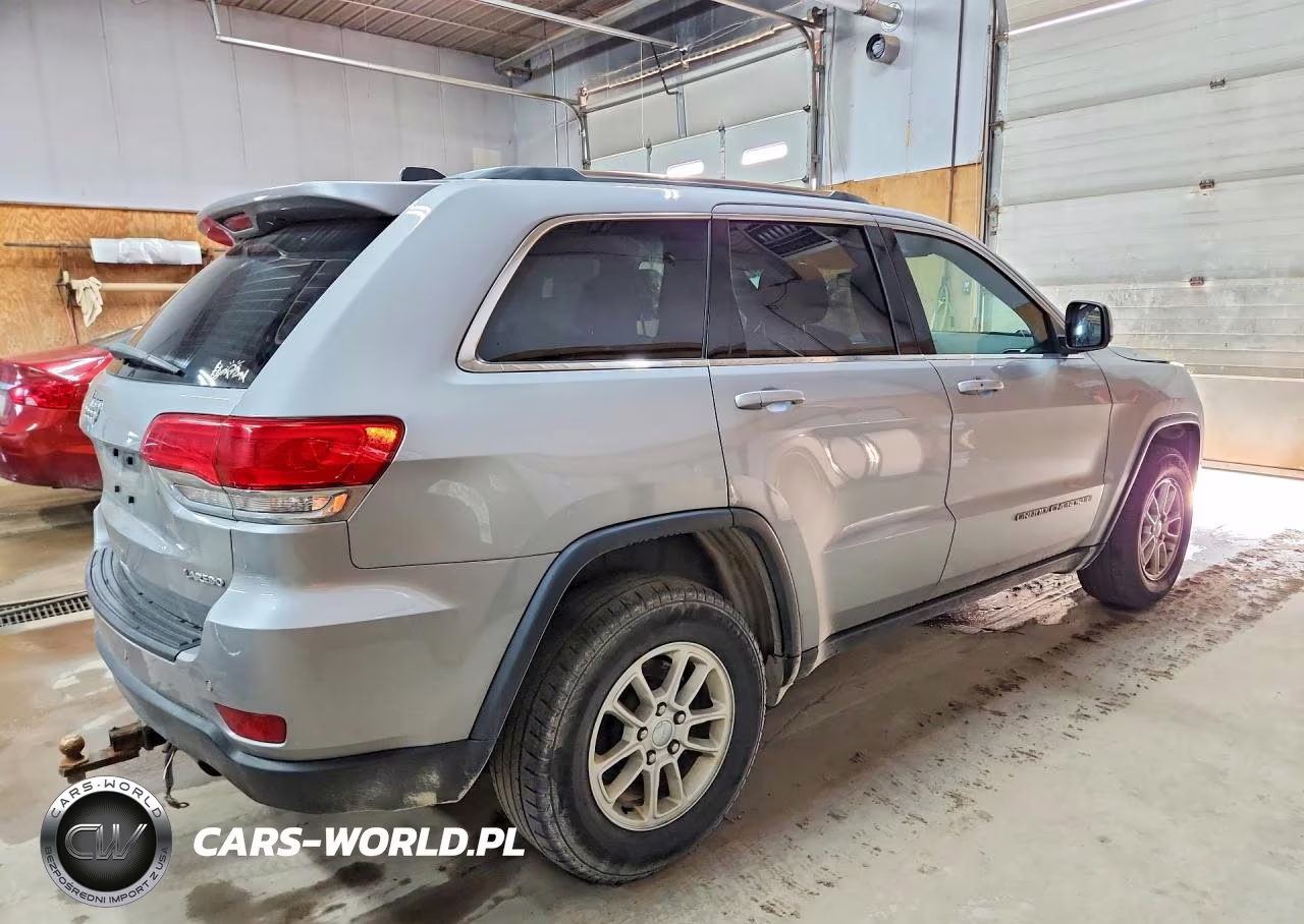 2018 Jeep Grand Cherokee Laredo VIN:1C4RJFAGXJC280626 - 3