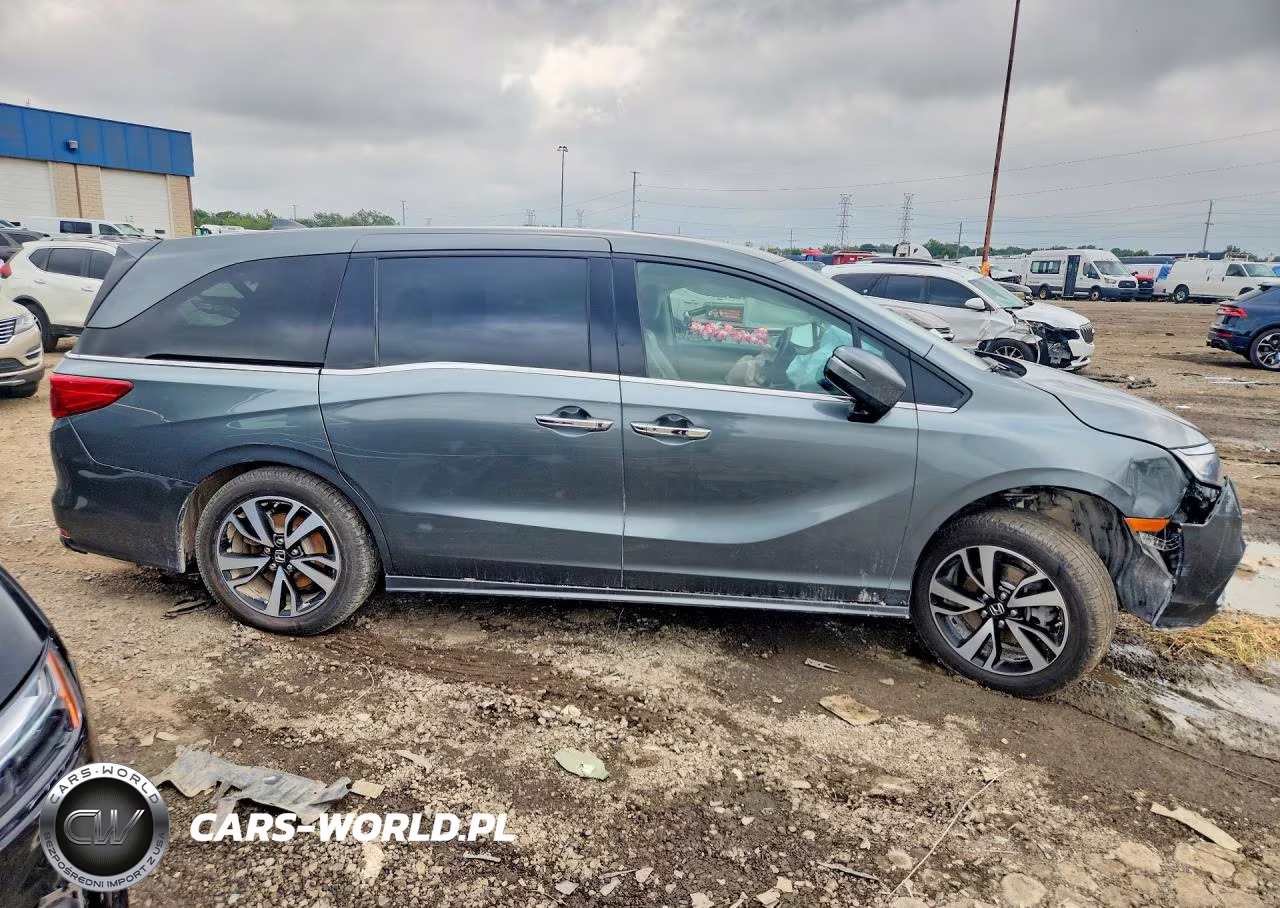 2018 Honda Odyssey Elite VIN:5FNRL6H98JB101312 - 3
