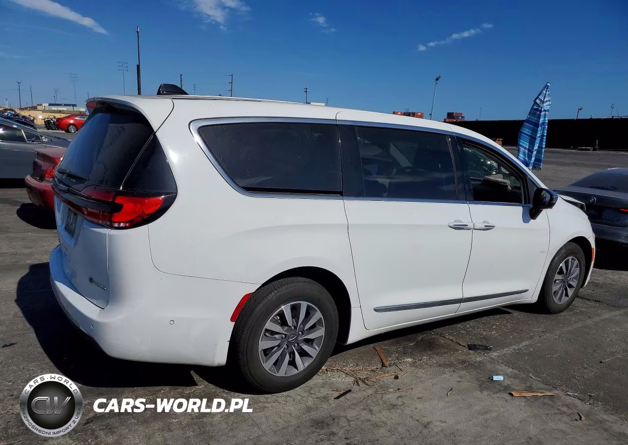 2023 Chrysler Pacifica Hybrid Limited VIN:2C4RC1S70PR599559 - 3