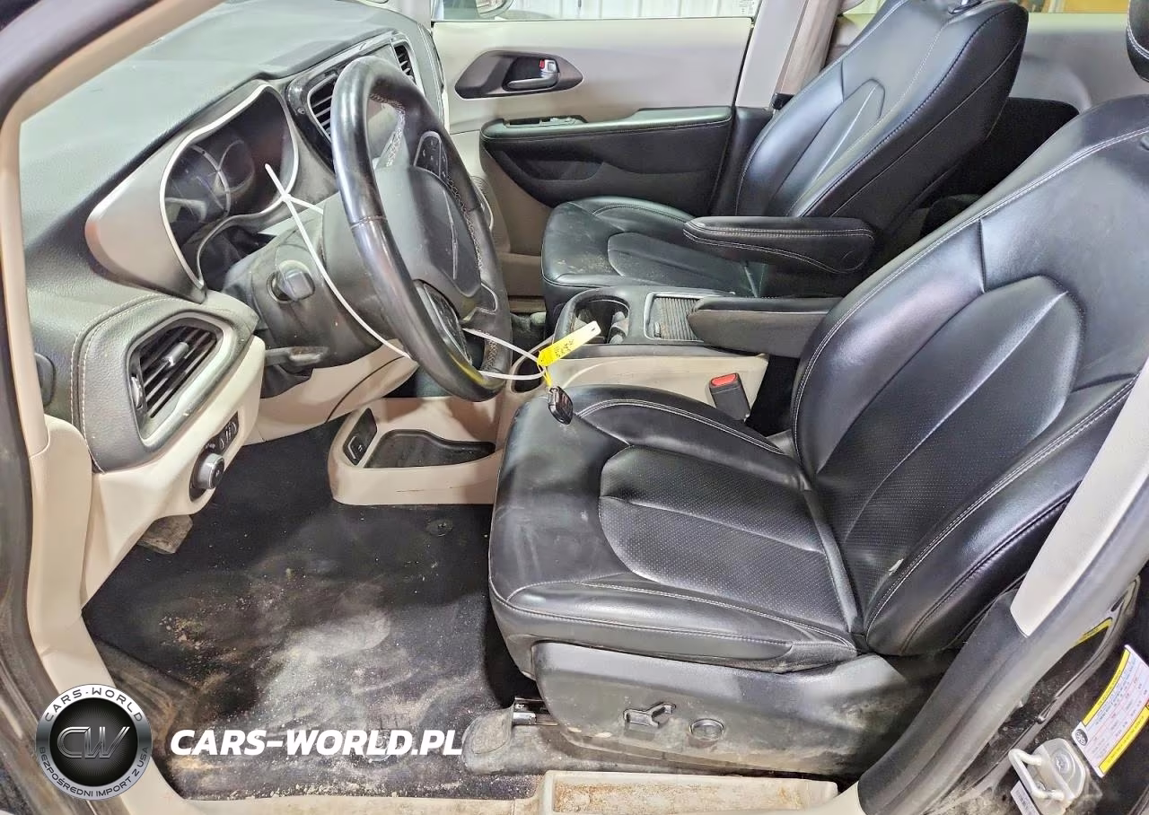 2023 Chrysler Pacifica Hybrid Touring L VIN:2C4RC1L75PR572694 - 7