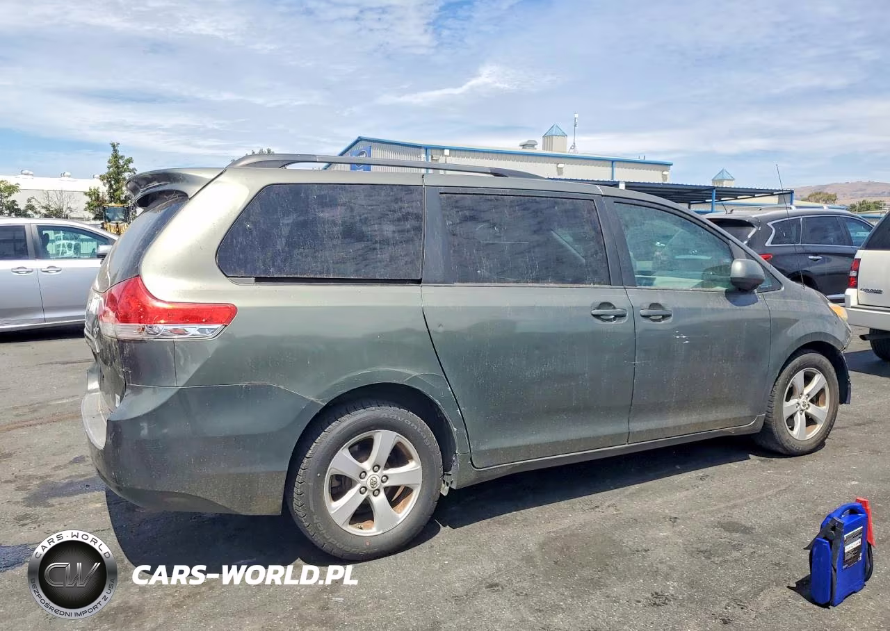 2011 Toyota Sienna Le VIN:5TDKK3DC9BS012107 - 3
