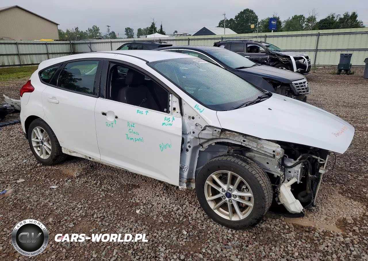 2017 Ford Focus Se VIN:1FADP3K2XHL247345 - 4
