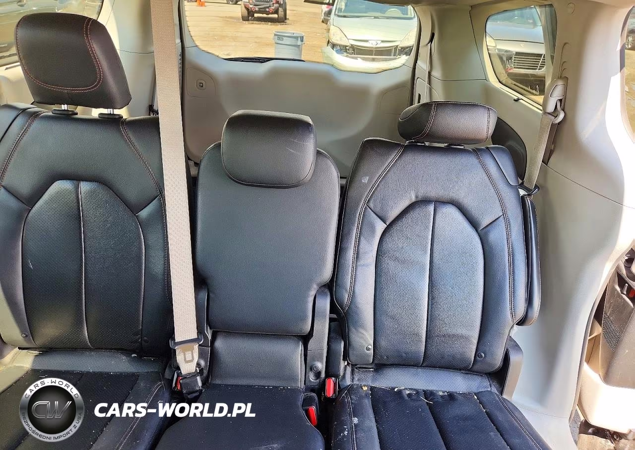 2019 Chrysler Pacifica Touring L VIN:2C4RC1BG0KR681302 - 10