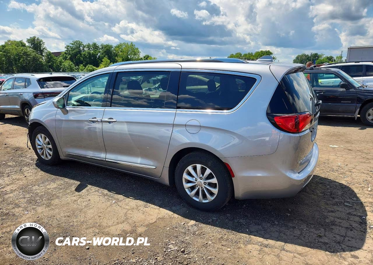 2019 Chrysler Pacifica Touring L VIN:2C4RC1BG0KR681302 - 2