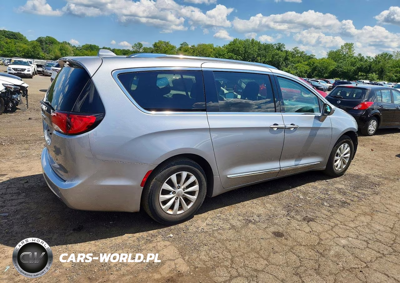 2019 Chrysler Pacifica Touring L VIN:2C4RC1BG0KR681302 - 3