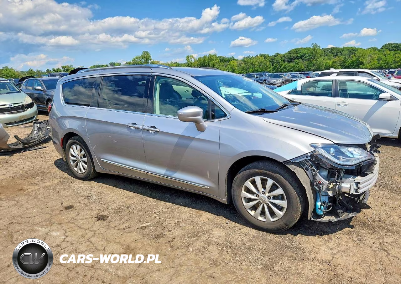 2019 Chrysler Pacifica Touring L VIN:2C4RC1BG0KR681302 - 4
