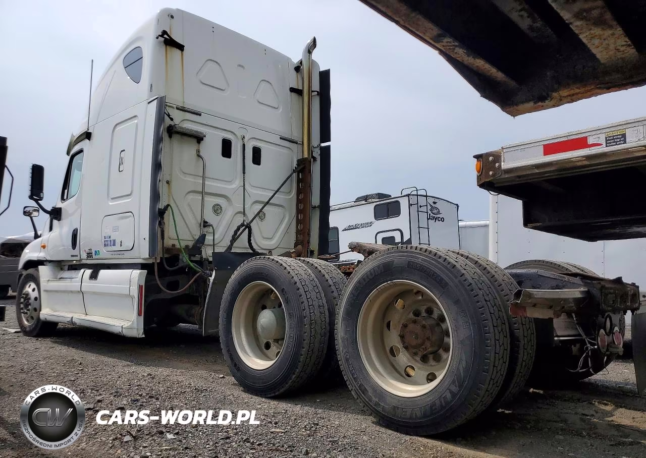 2011 Freightliner Cascadia Semi Truck VIN:1FUJGLBG8BSAW3765 - 2