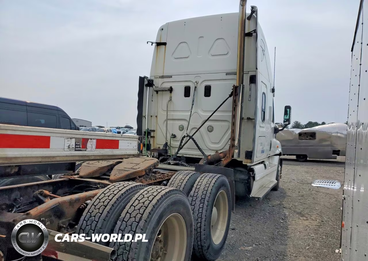 2011 Freightliner Cascadia Semi Truck VIN:1FUJGLBG8BSAW3765 - 3