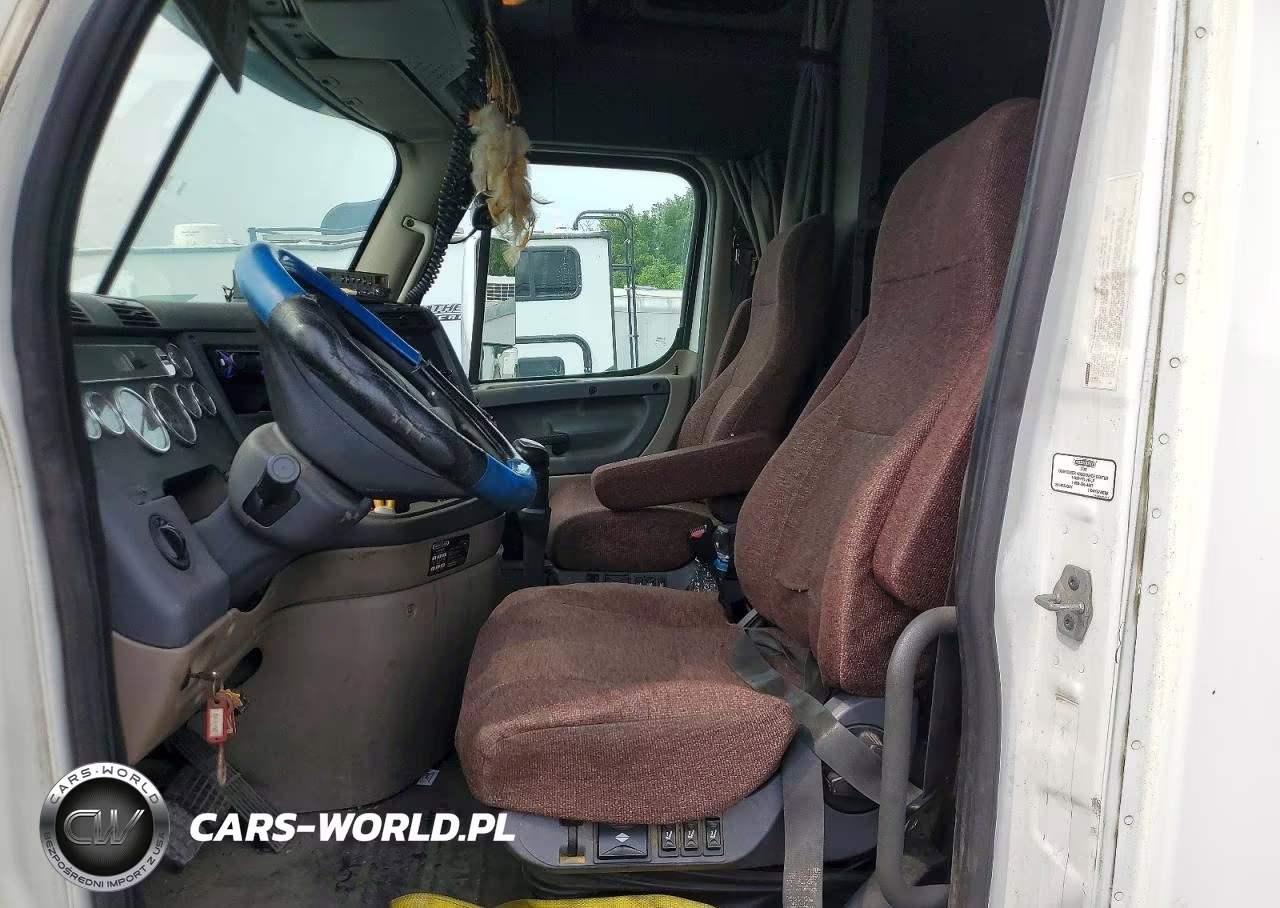 2011 Freightliner Cascadia Semi Truck VIN:1FUJGLBG8BSAW3765 - 7