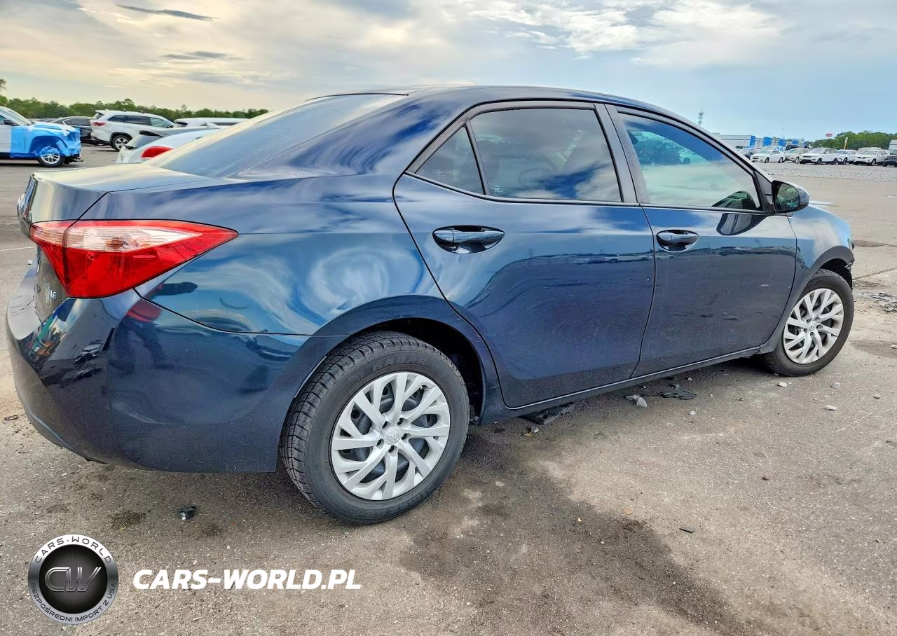 2018 Toyota Corolla Le VIN:5YFBURHE0JP840949 - 3