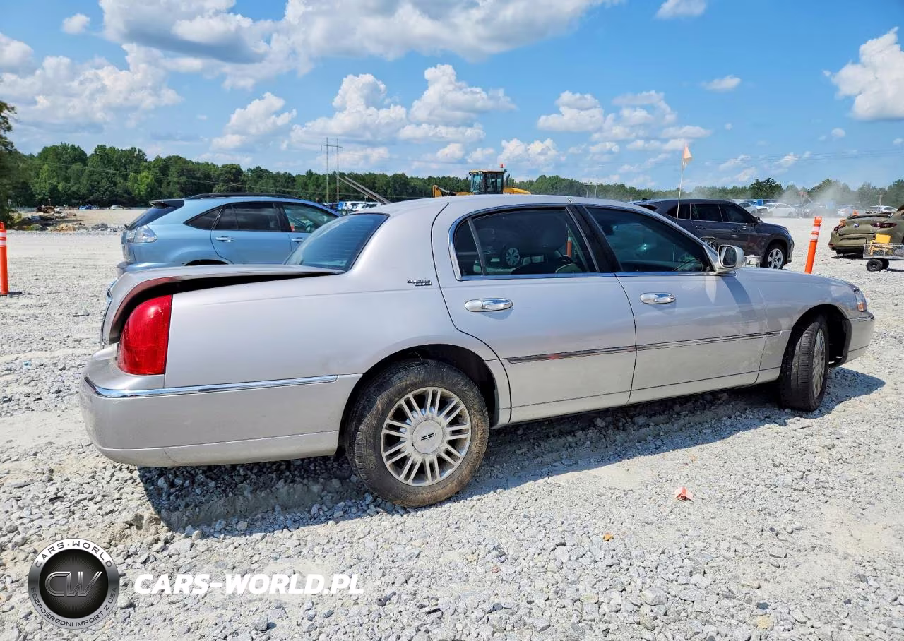 2011 Lincoln Town Car Signature Limited VIN:2LNBL8CV3BX761210 - 3