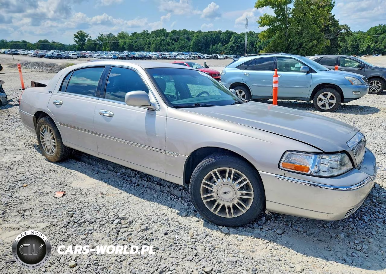 2011 Lincoln Town Car Signature Limited VIN:2LNBL8CV3BX761210 - 4