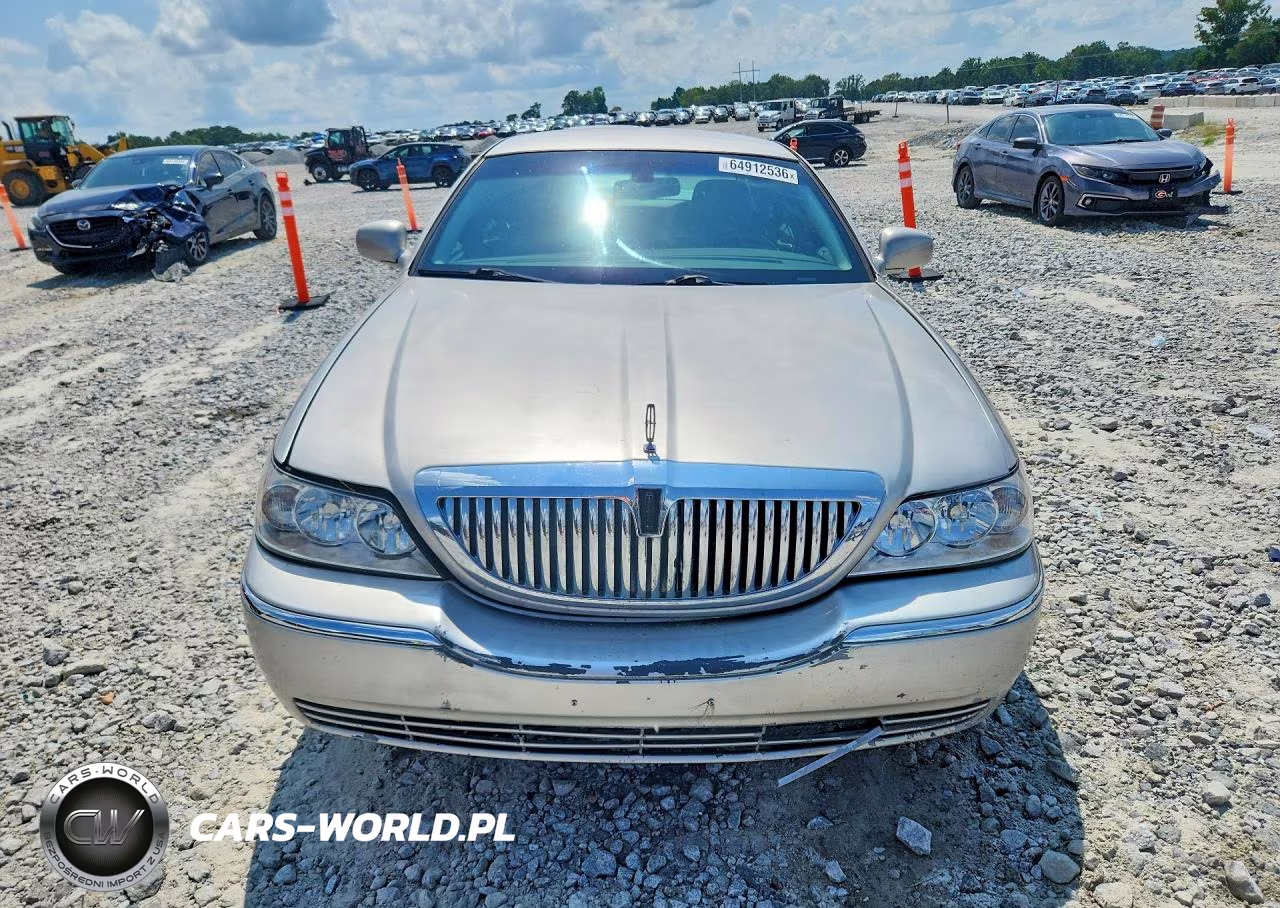 2011 Lincoln Town Car Signature Limited VIN:2LNBL8CV3BX761210 - 5