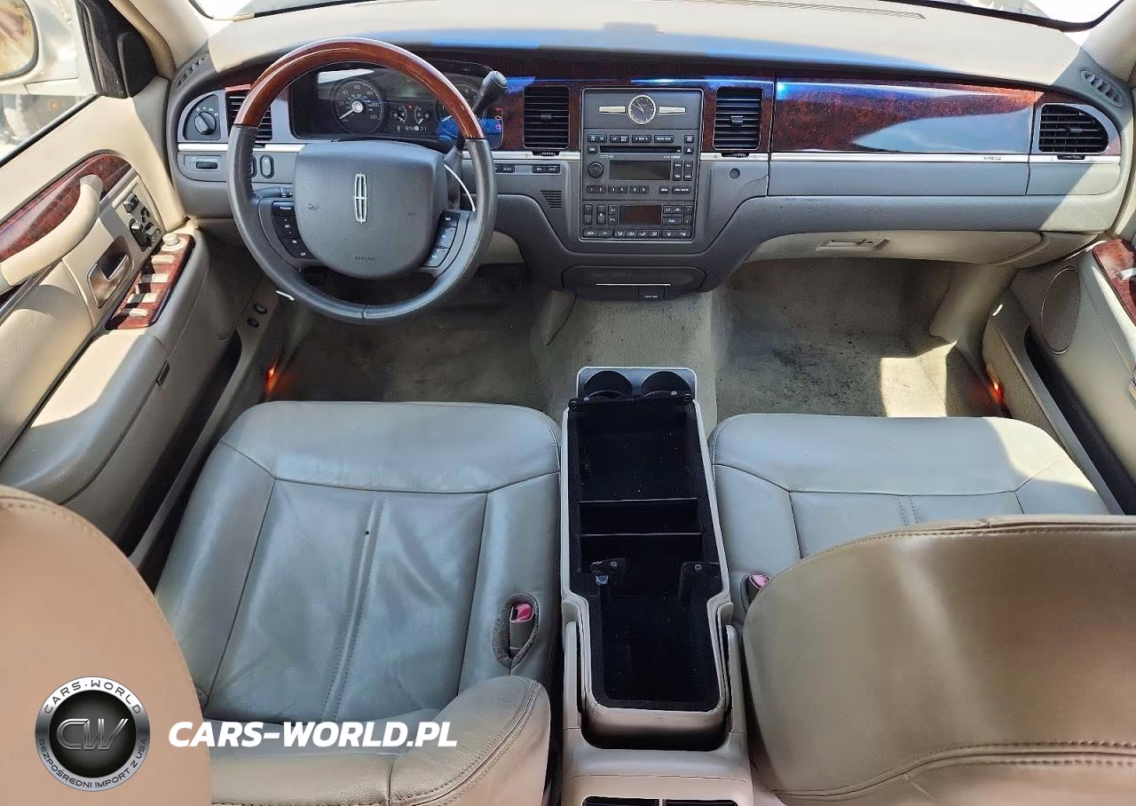 2011 Lincoln Town Car Signature Limited VIN:2LNBL8CV3BX761210 - 8