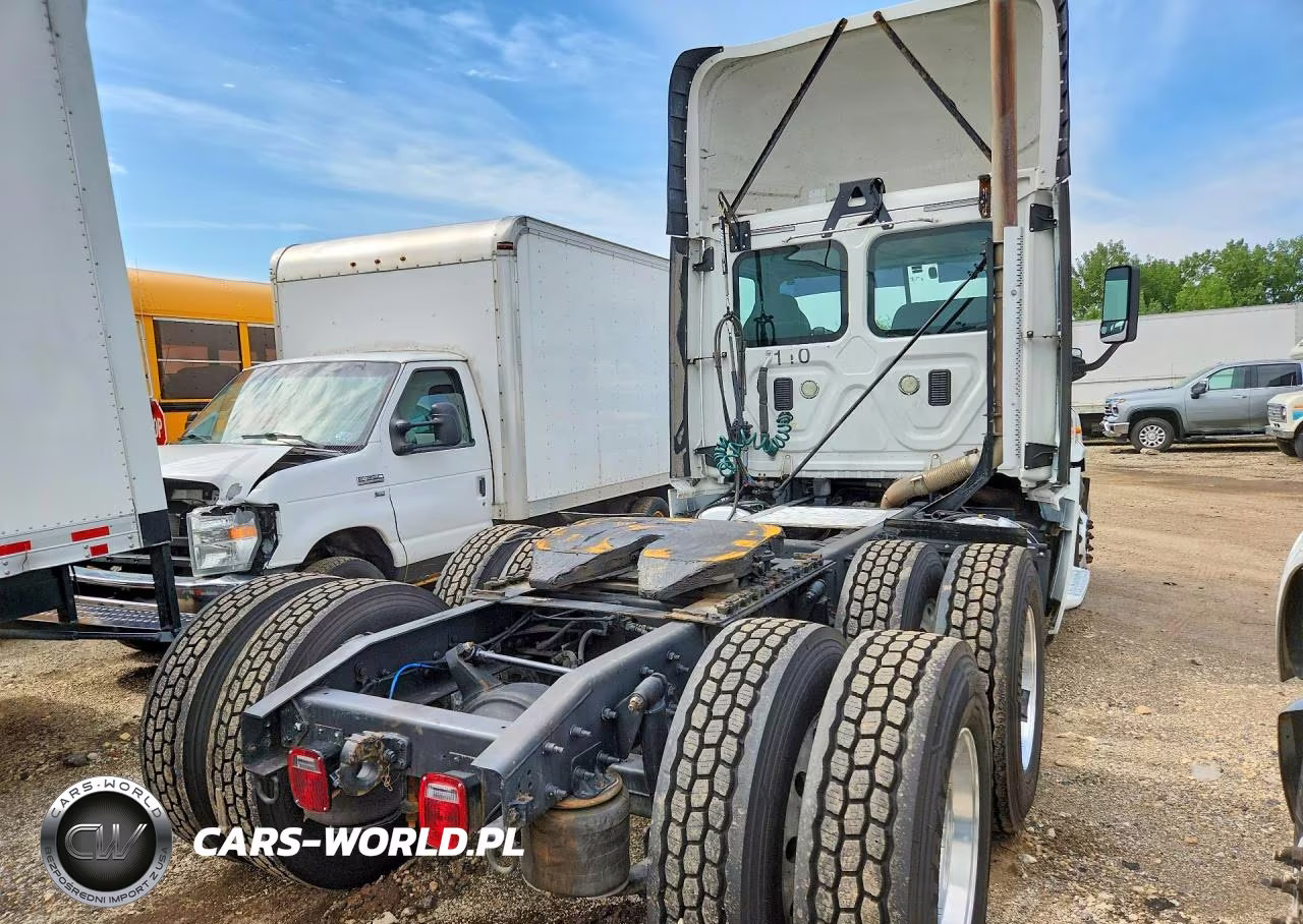 2014 Freightliner Cascadia Semi Truck VIN:3AKJGBDV4ESFZ2056 - 3