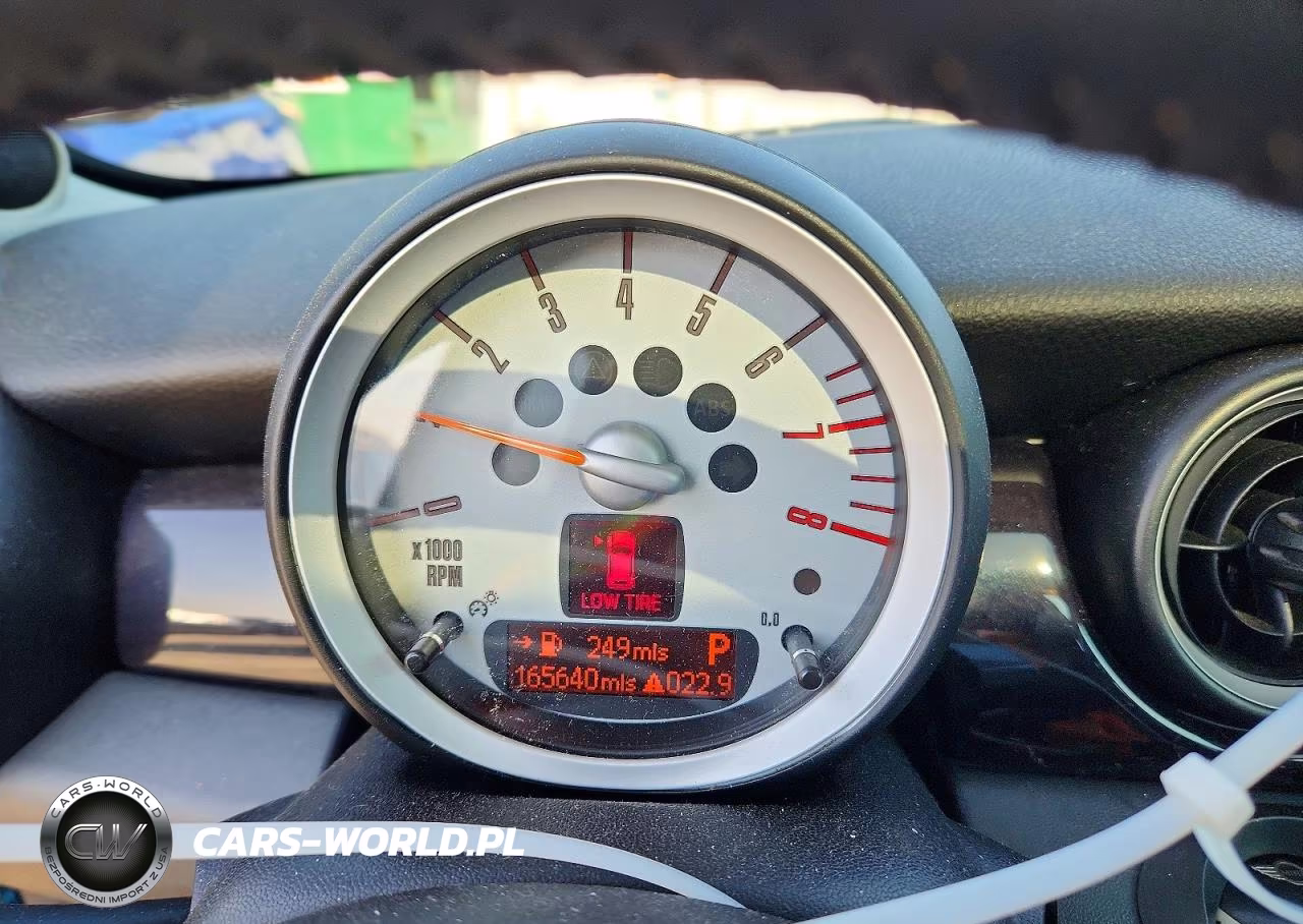 2008 Mini Cooper VIN:WMWMF33558TT68190 - 9