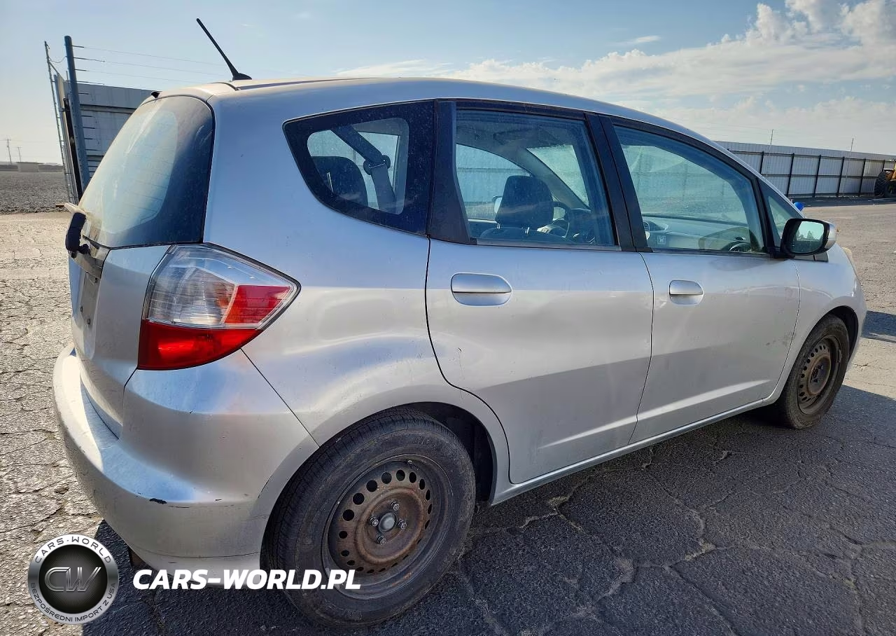 2013 Honda Fit VIN:JHMGE8H35DC037755 - 3