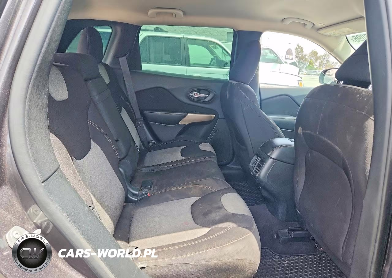 2018 Jeep Cherokee Latitude VIN:1C4PJMCB0JD587195 - 10