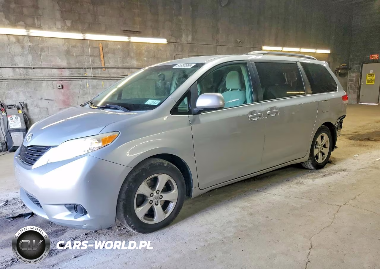 2014 Toyota Sienna Le – zdjęcie 1 z 14