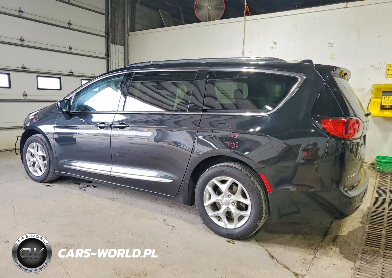 2017 Chrysler Pacifica Touring L Plus VIN:2C4RC1EGXHR757502 - 2