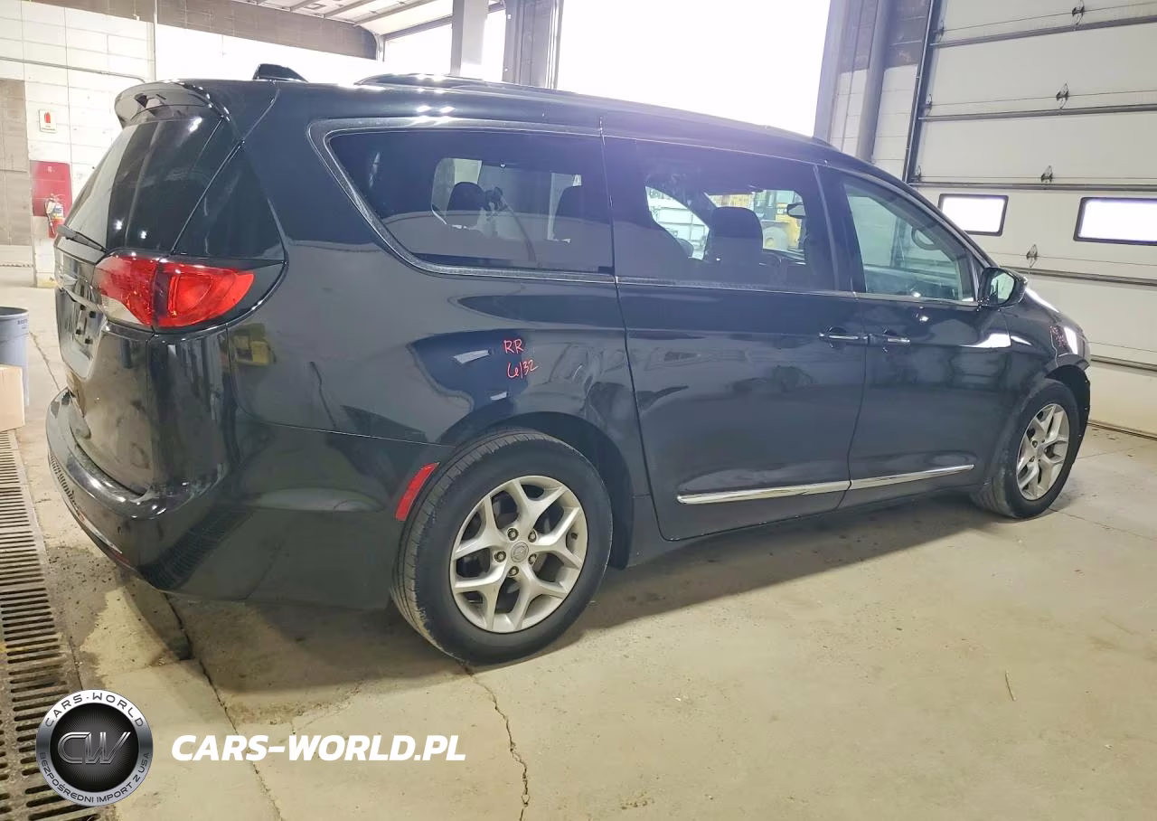 2017 Chrysler Pacifica Touring L Plus VIN:2C4RC1EGXHR757502 - 3