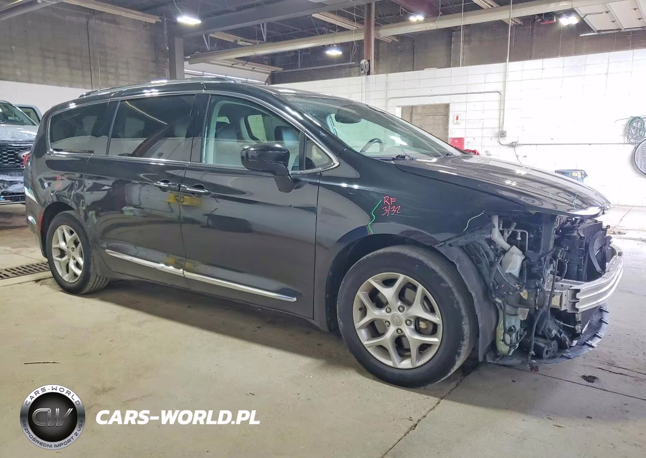 2017 Chrysler Pacifica Touring L Plus VIN:2C4RC1EGXHR757502 - 4