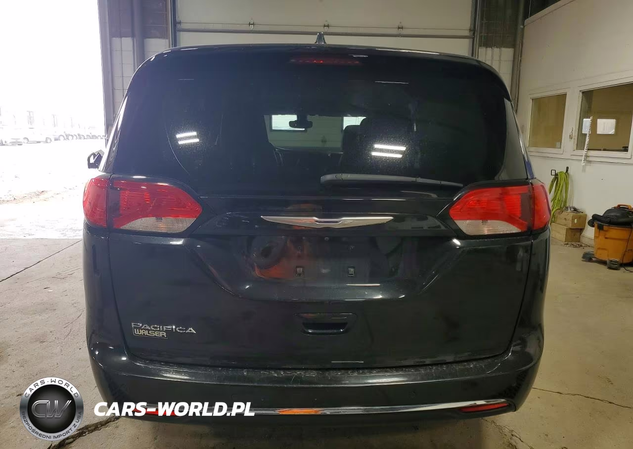 2017 Chrysler Pacifica Touring L Plus VIN:2C4RC1EGXHR757502 - 6