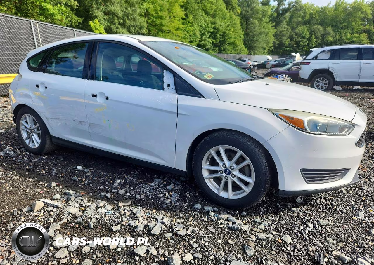 2015 Ford Focus Se VIN:1FADP3K28FL276131 - 4