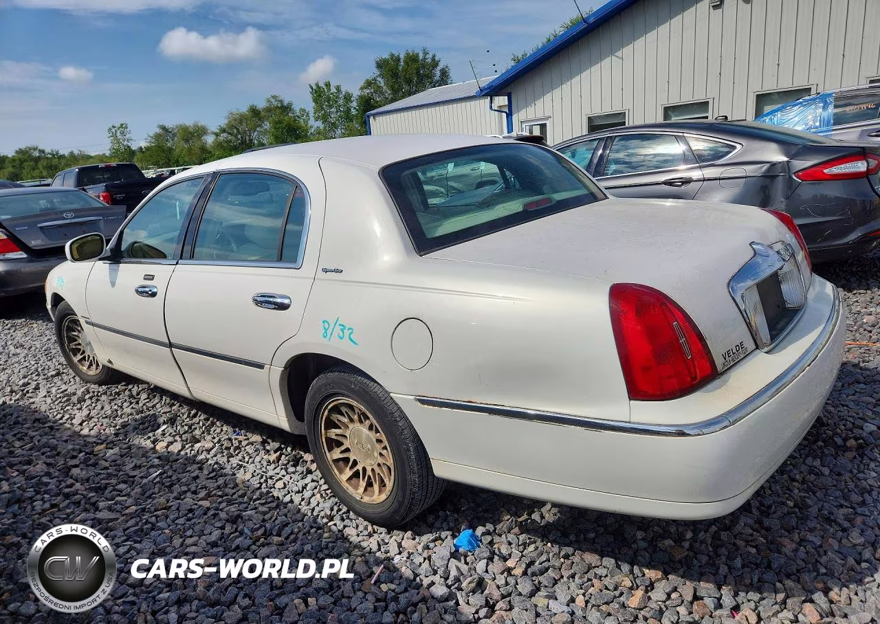 2002 Lincoln Town Car Signature VIN:1LNHM82W92Y668130 - 2