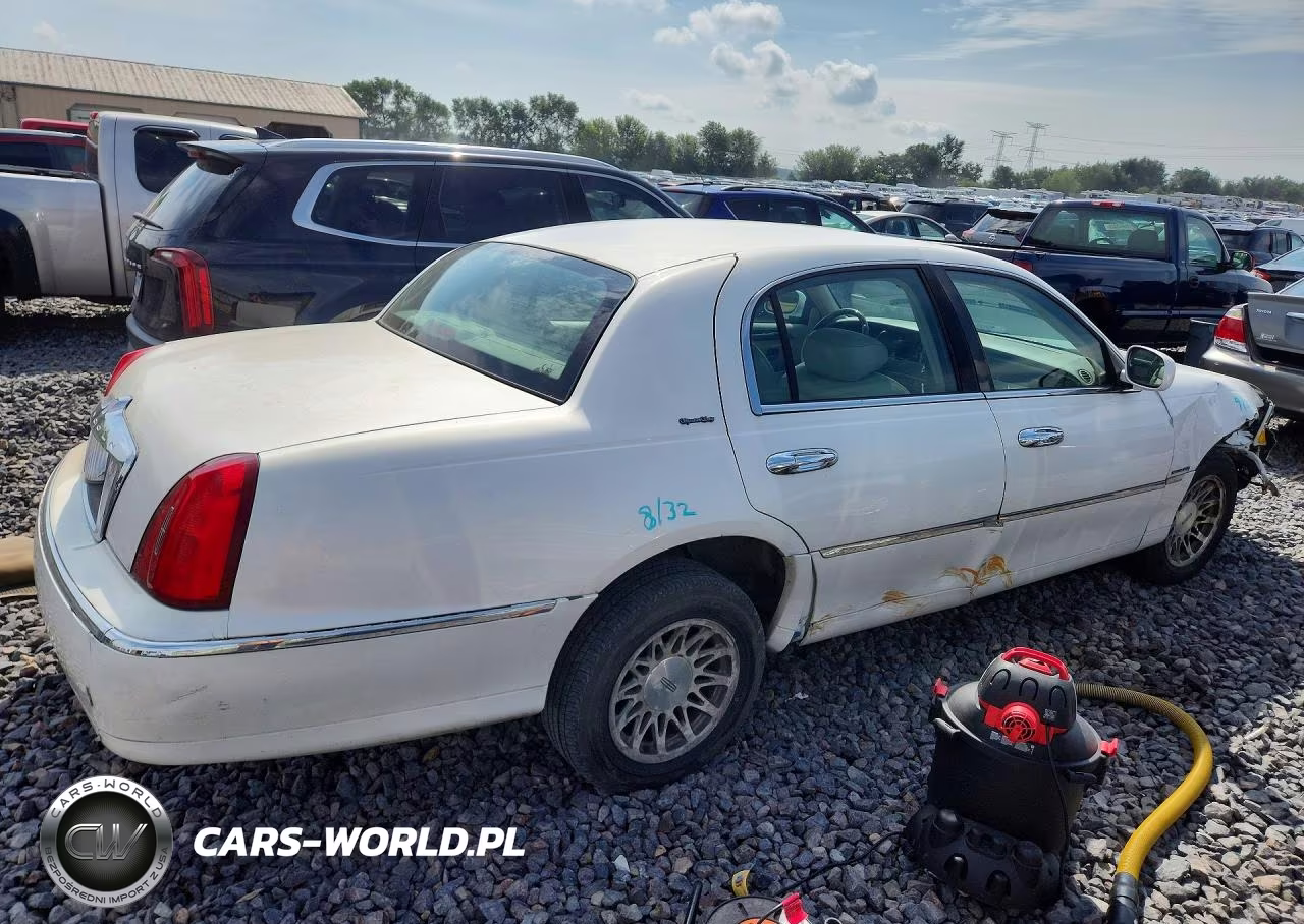 2002 Lincoln Town Car Signature VIN:1LNHM82W92Y668130 - 3