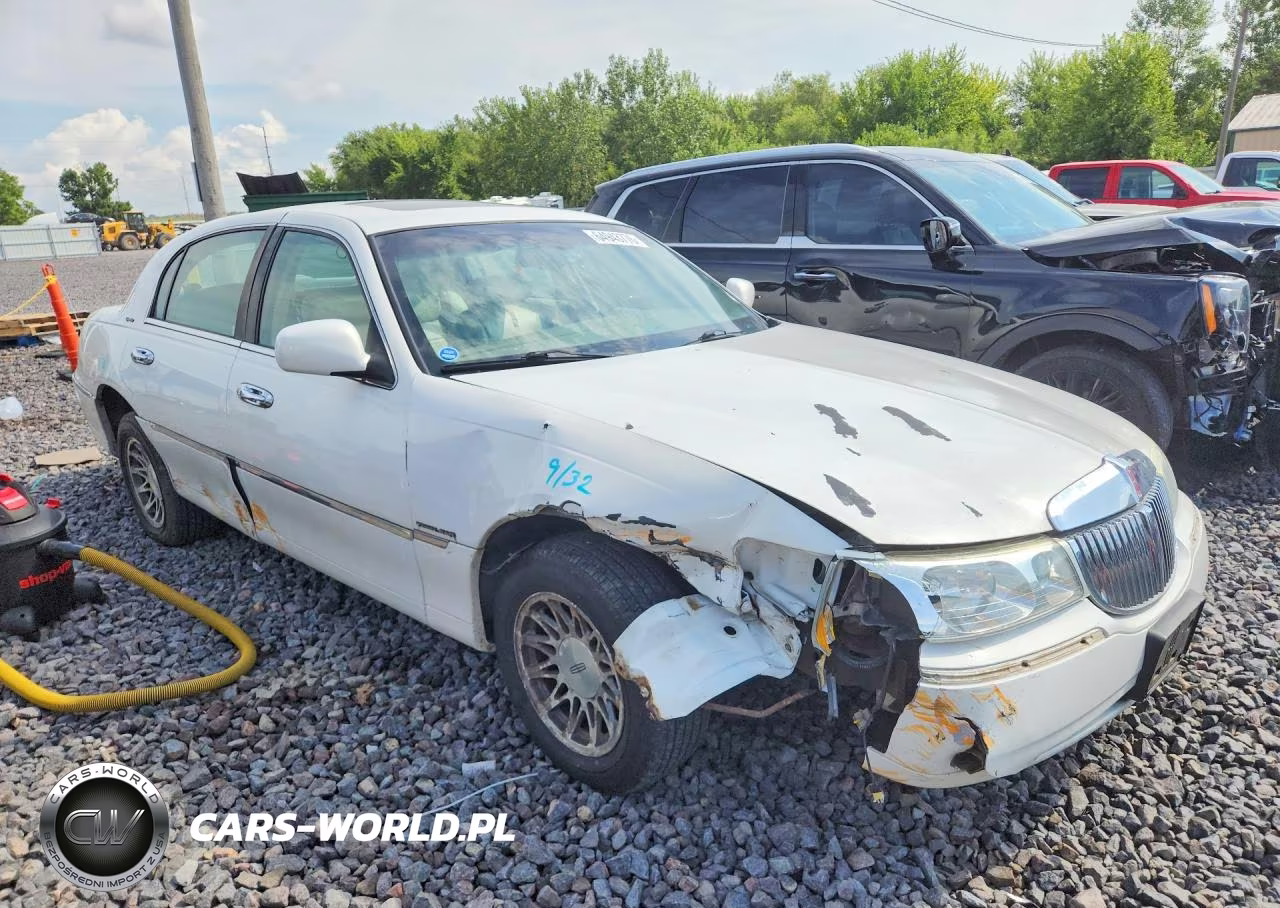 2002 Lincoln Town Car Signature VIN:1LNHM82W92Y668130 - 4