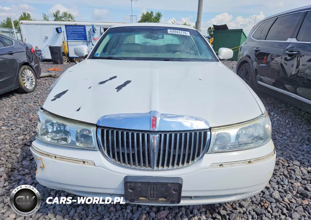 2002 Lincoln Town Car Signature VIN:1LNHM82W92Y668130 - 5