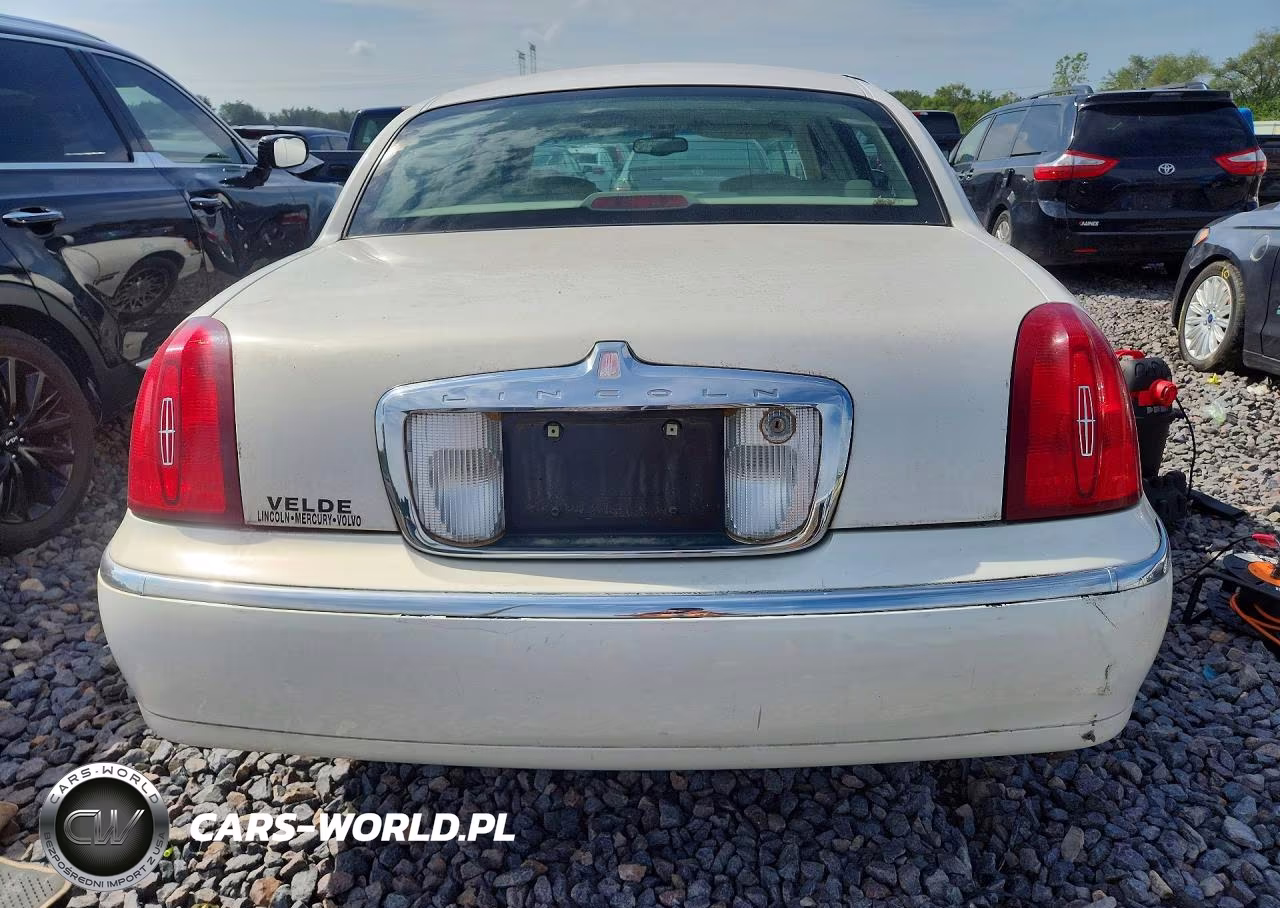 2002 Lincoln Town Car Signature VIN:1LNHM82W92Y668130 - 6