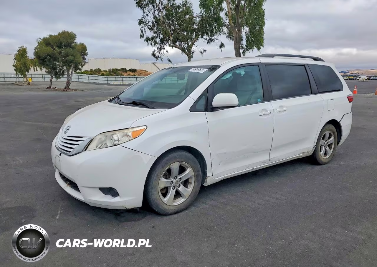 2015 Toyota Sienna Le – zdjęcie 1 z 13