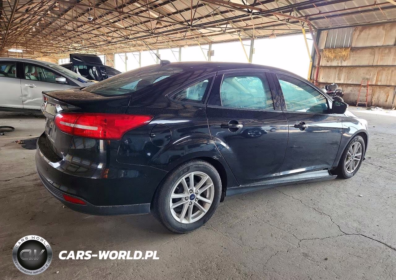 2017 Ford Focus Se VIN:1FADP3F24HL315455 - 3
